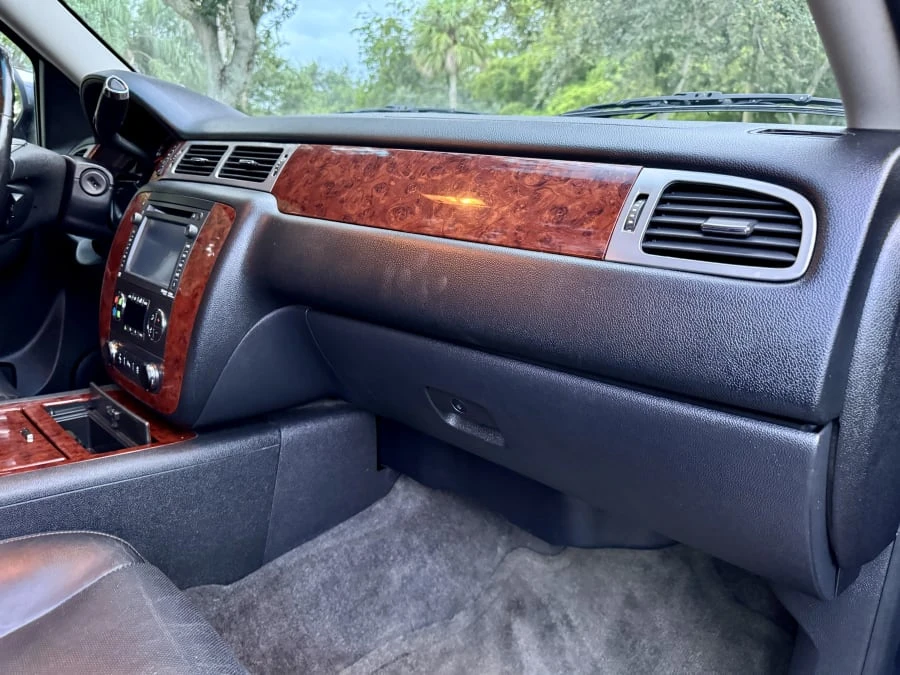 2012 Chevrolet Suburban 10th Gen - Image 27 of 29