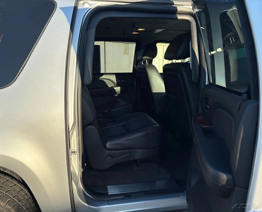 2012 Chevrolet Suburban 10th Gen - Image 13 of 21