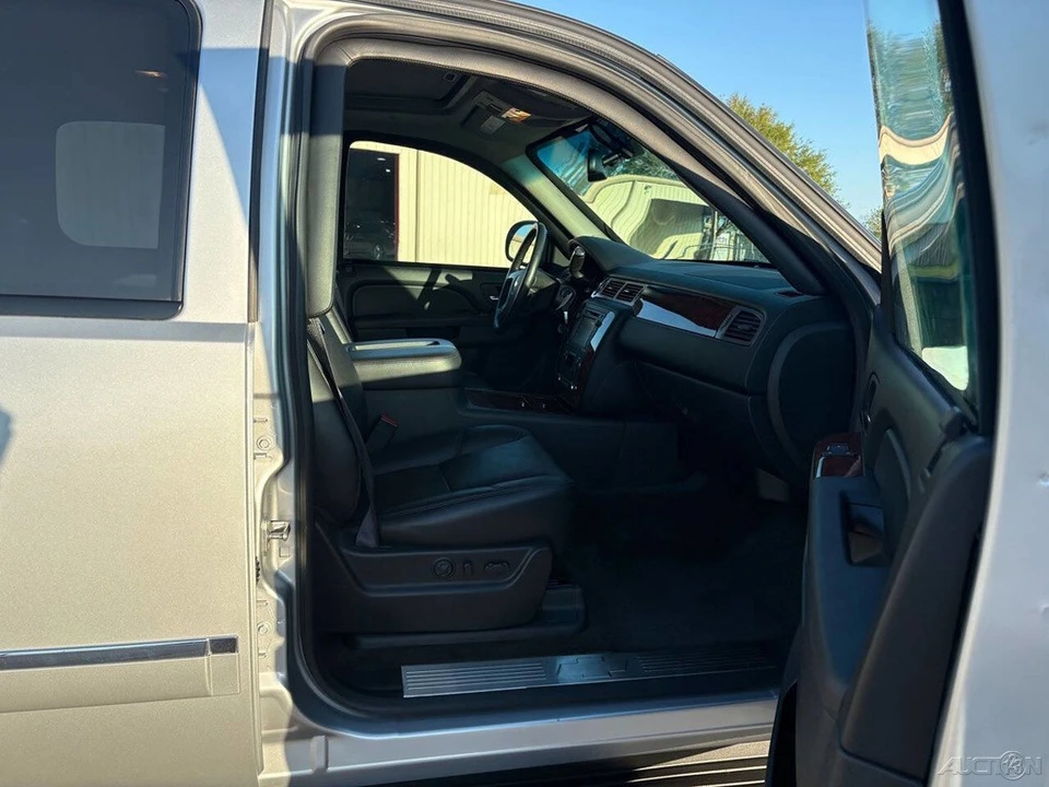 2012 Chevrolet Suburban 10th Gen - Image 11 of 21