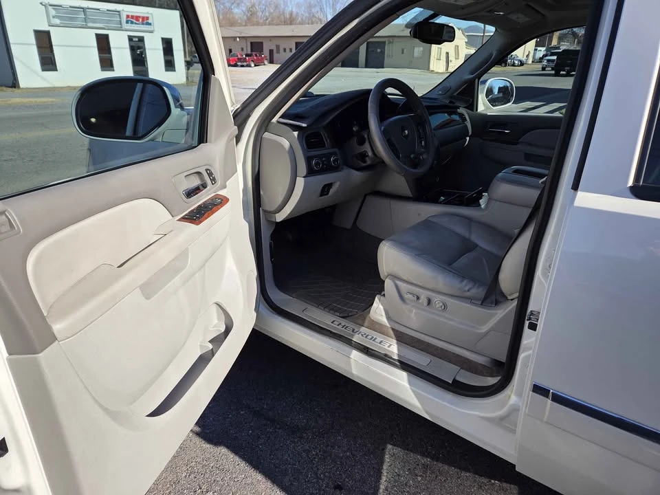 2012 Chevrolet Avalanche - Image 2 of 9