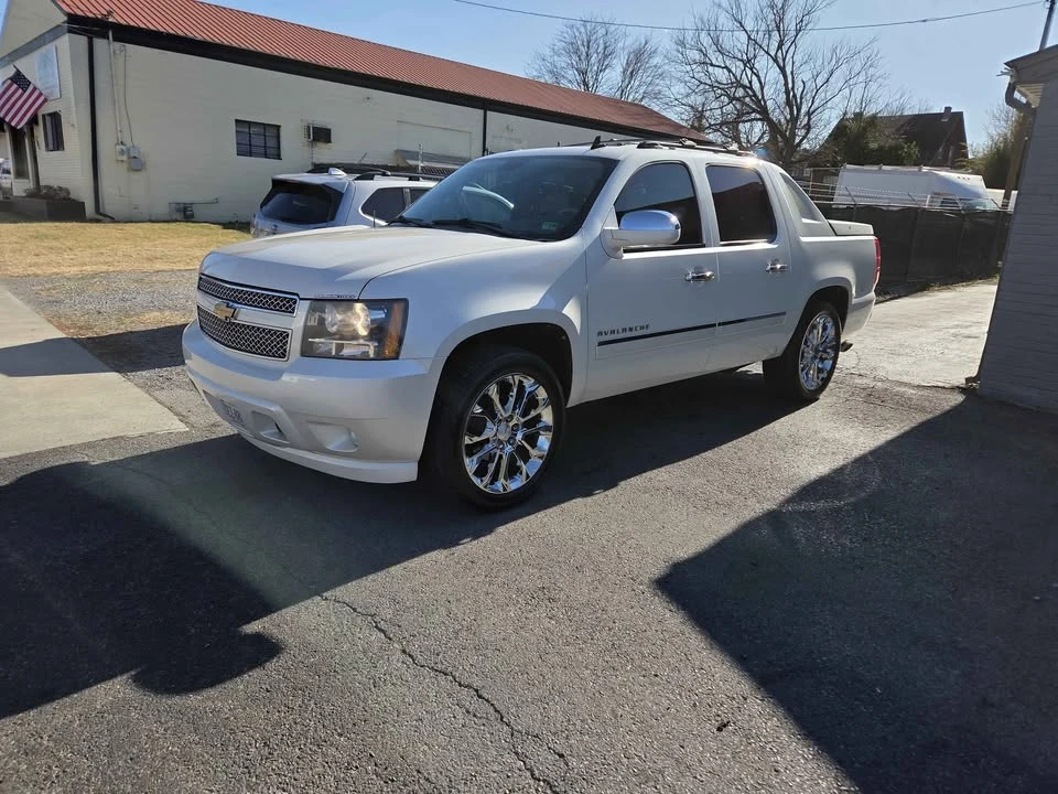 2012 Chevrolet Avalanche - Image 7 of 9