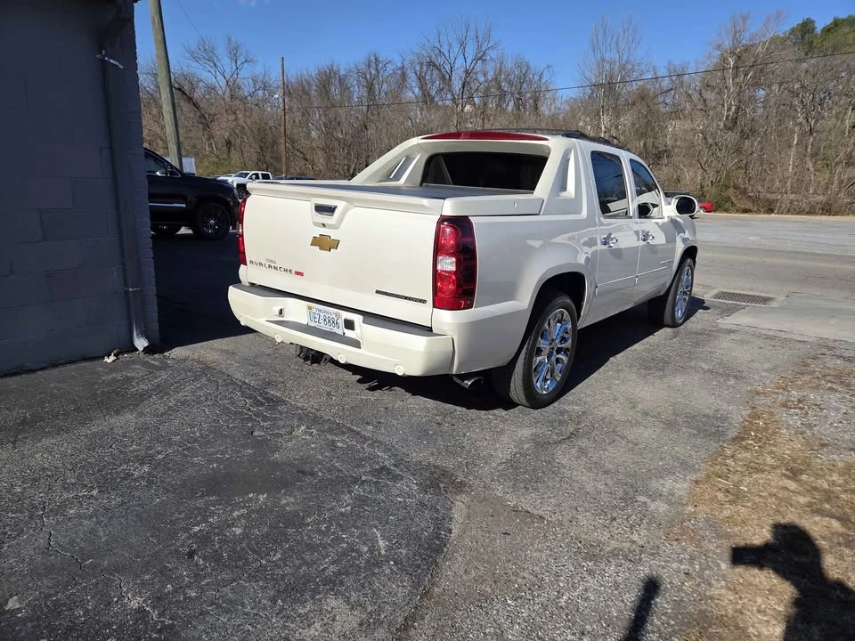 2012 Chevrolet Avalanche - Image 5 of 9