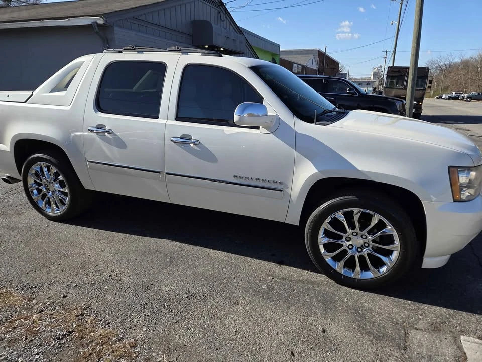 2012 Chevrolet Avalanche - Image 6 of 9