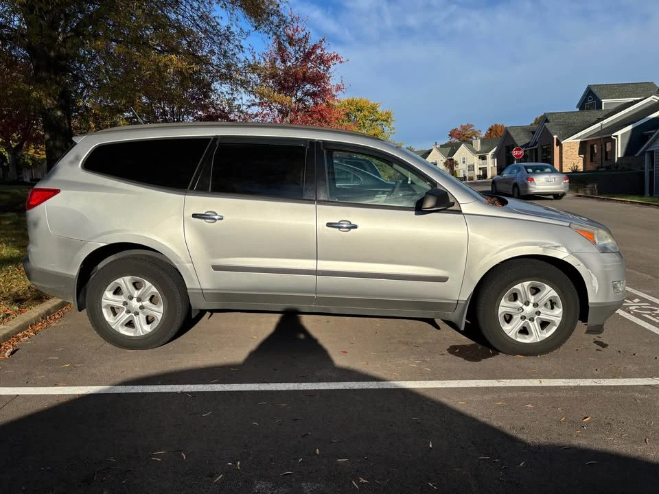 2012 Chevrolet Traverse - Image 2 of 9