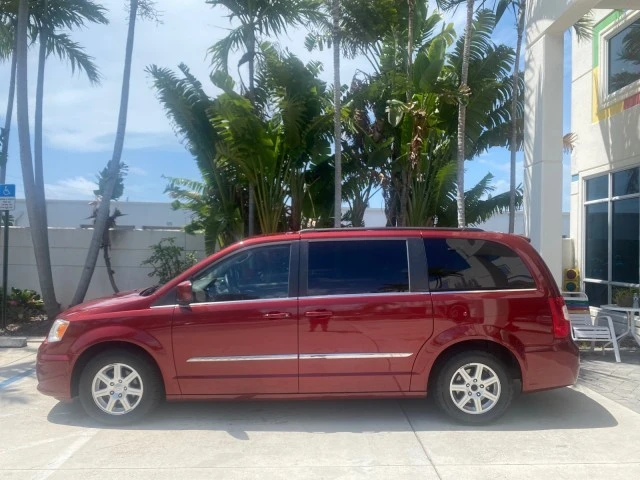 2012 Chrysler Town & Country - Image 5 of 21