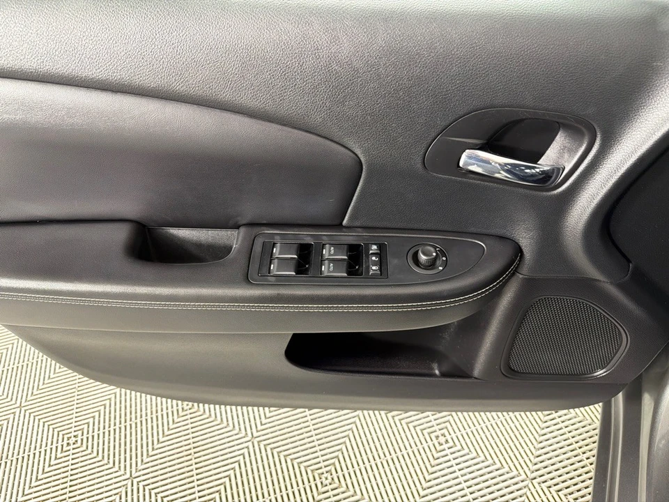 2012 Chrysler 200 - Image 9 of 21