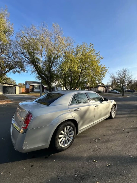 2012 Chrysler 300 (2005-2023) - Image 4 of 8