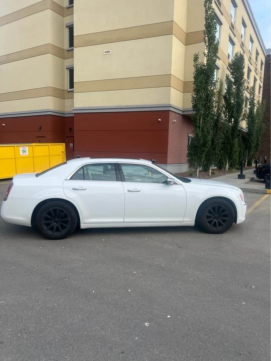 2012 Chrysler 300 (2005-2023) - Image 4 of 10