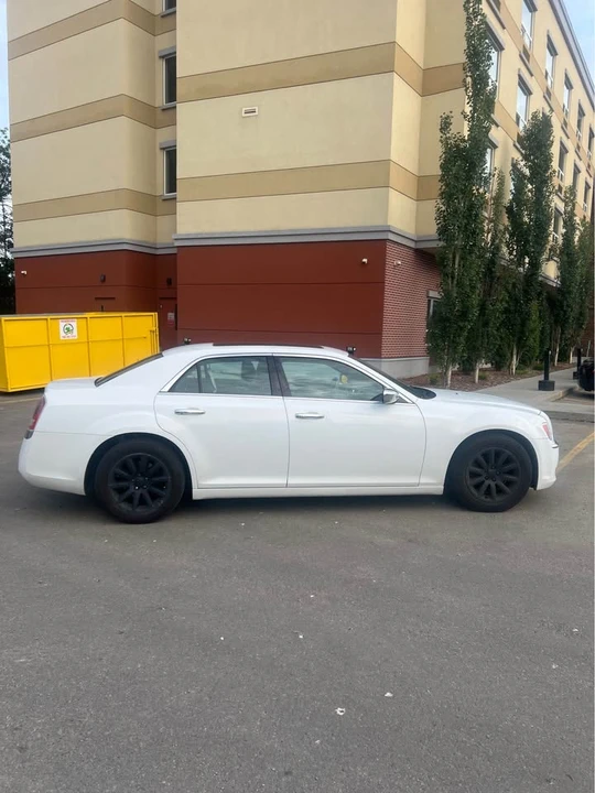 2012 Chrysler 300 (2005-2023) - Image 8 of 10