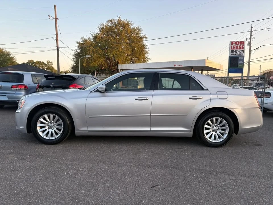 2012 Chrysler 300 (2005-2023) - Image 5 of 16