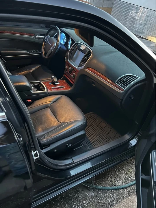 2012 Chrysler 300 (2005-2023) - Image 12 of 13