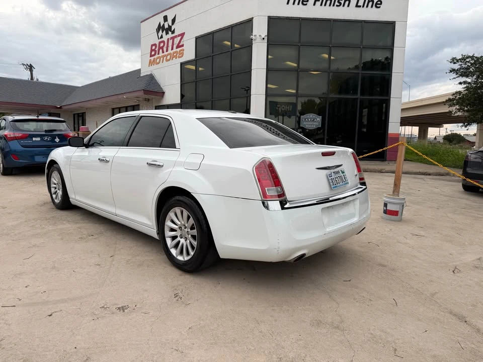 2012 Chrysler 300 (2005-2023) - Image 4 of 12