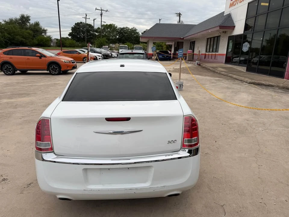 2012 Chrysler 300 (2005-2023) - Image 8 of 12
