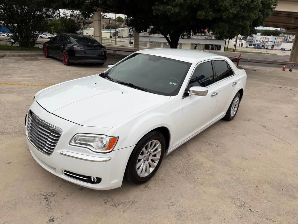 2012 Chrysler 300 (2005-2023) - Image 3 of 12
