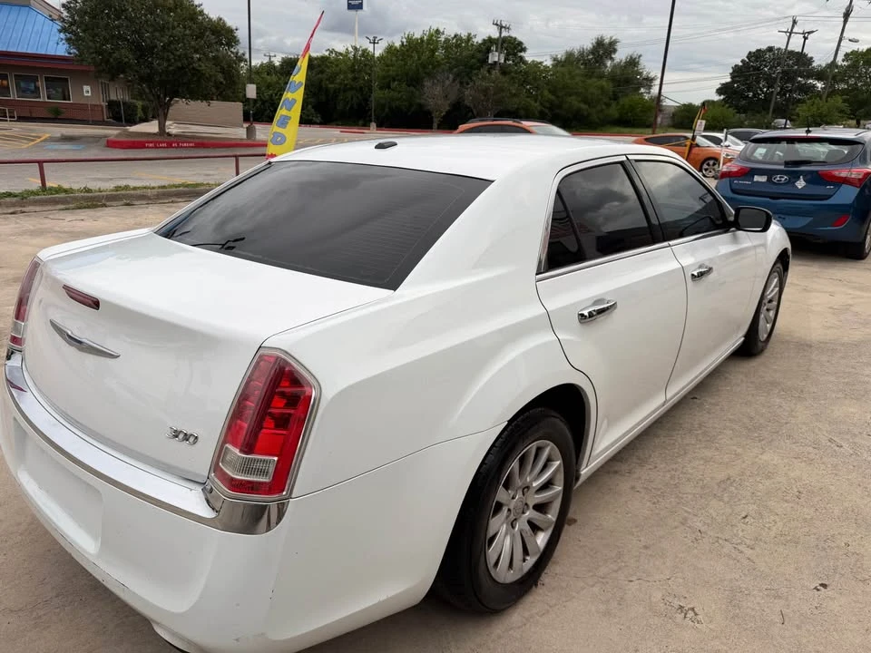 2012 Chrysler 300 (2005-2023) - Image 9 of 12