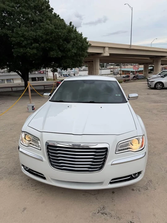 2012 Chrysler 300 (2005-2023) - Image 5 of 12