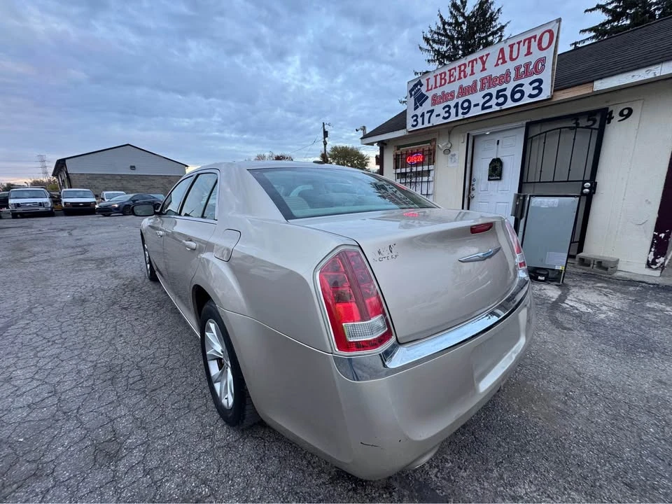 2012 Chrysler 300 (2005-2023) - Image 4 of 13