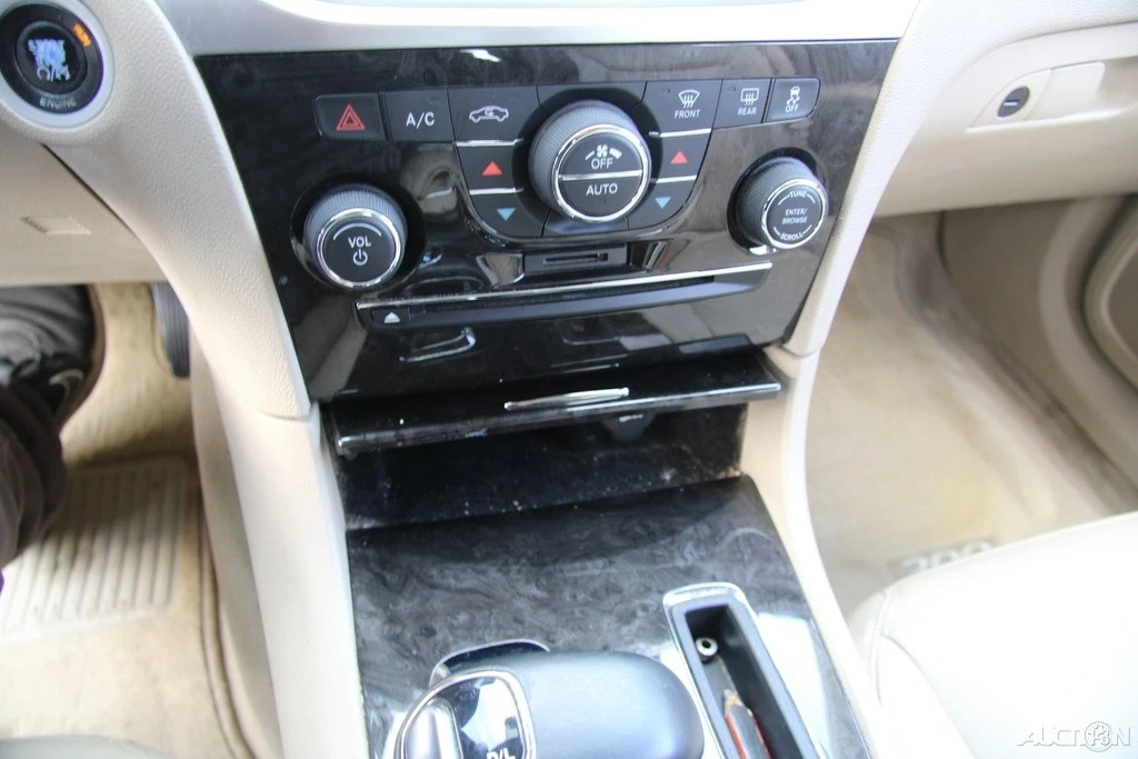 2012 Chrysler 300 (2005-2023) - Image 18 of 21