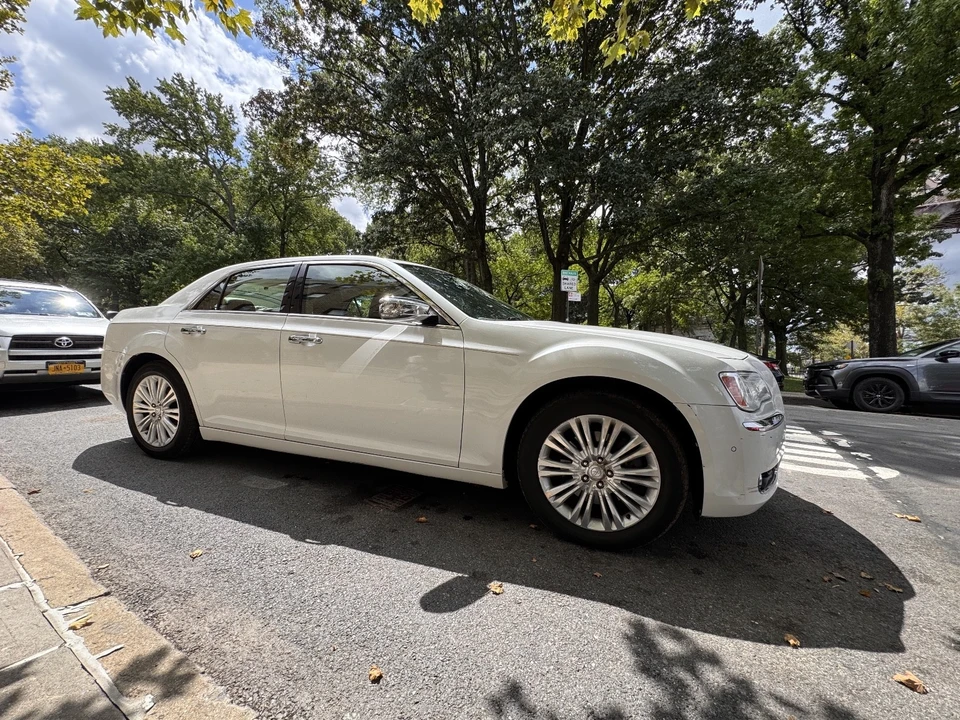 2012 Chrysler 300 (2005-2023) - Image 5 of 28