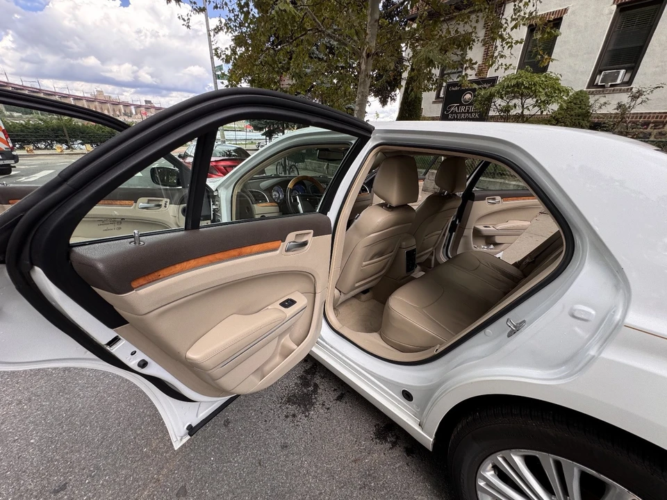 2012 Chrysler 300 (2005-2023) - Image 16 of 28