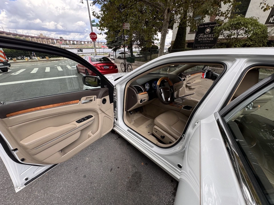 2012 Chrysler 300 (2005-2023) - Image 17 of 28