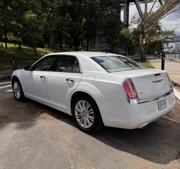 2012 Chrysler 300 (2005-2023) - Image 3 of 28