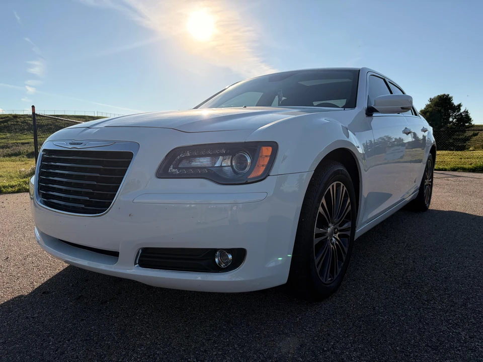 2012 Chrysler 300 (2005-2023) - Image 8 of 31