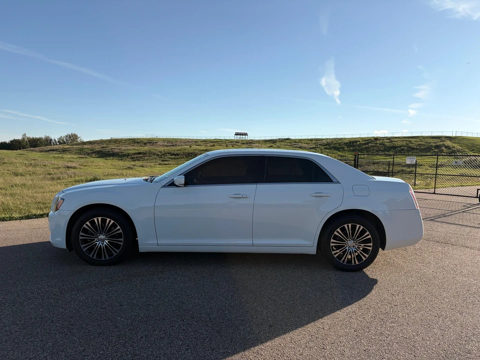 2012 Chrysler 300 (2005-2023) - Image 10 of 31