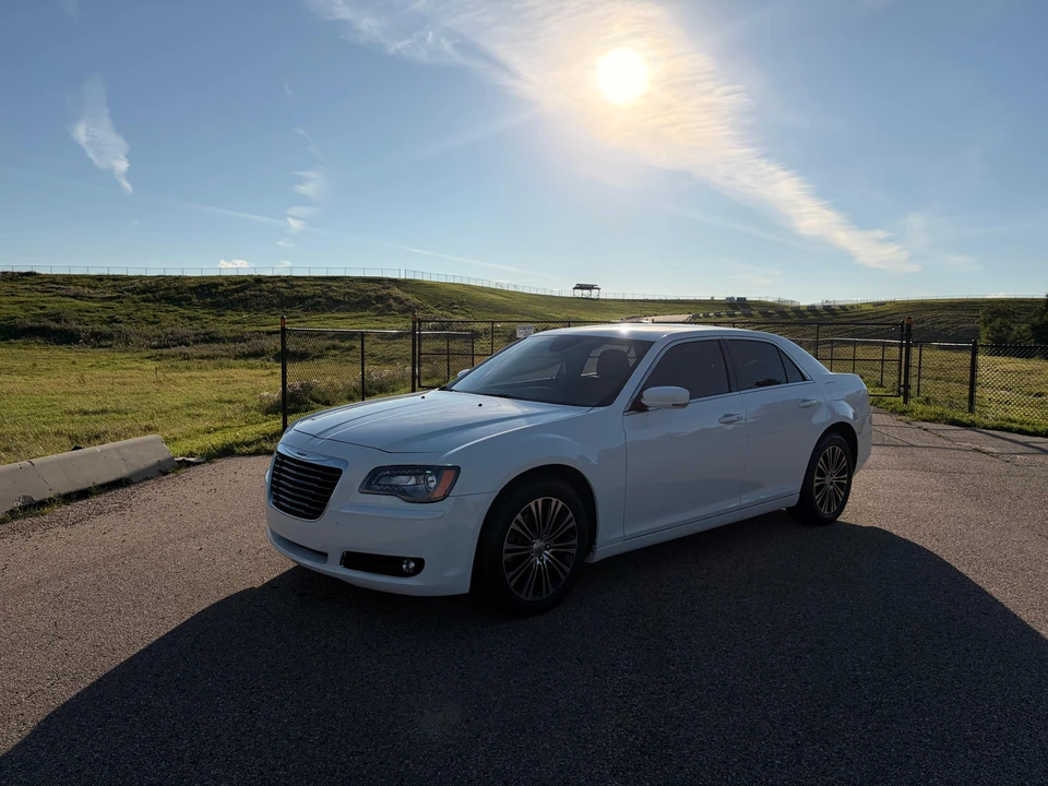 2012 Chrysler 300 (2005-2023) - Image 9 of 31