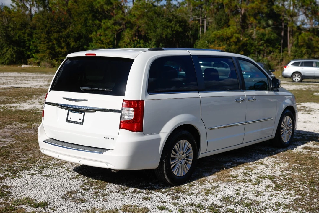 2012 Chrysler Town & Country - Image 11 of 12