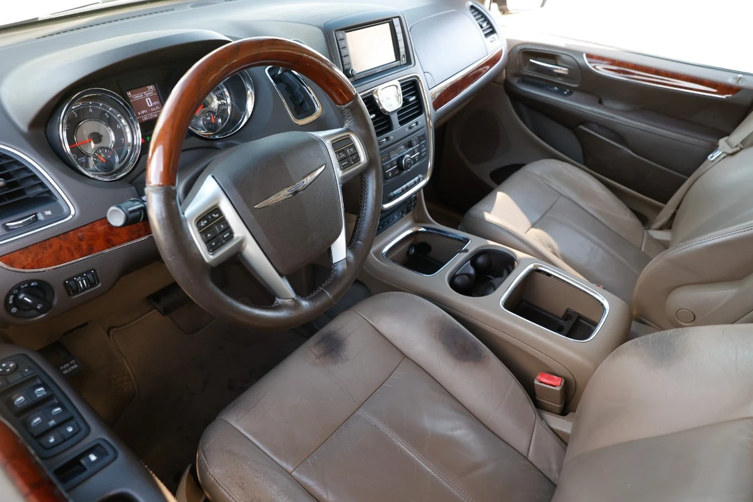 2012 Chrysler Town & Country - Image 6 of 12