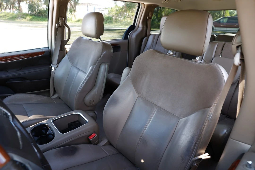 2012 Chrysler Town & Country - Image 4 of 12