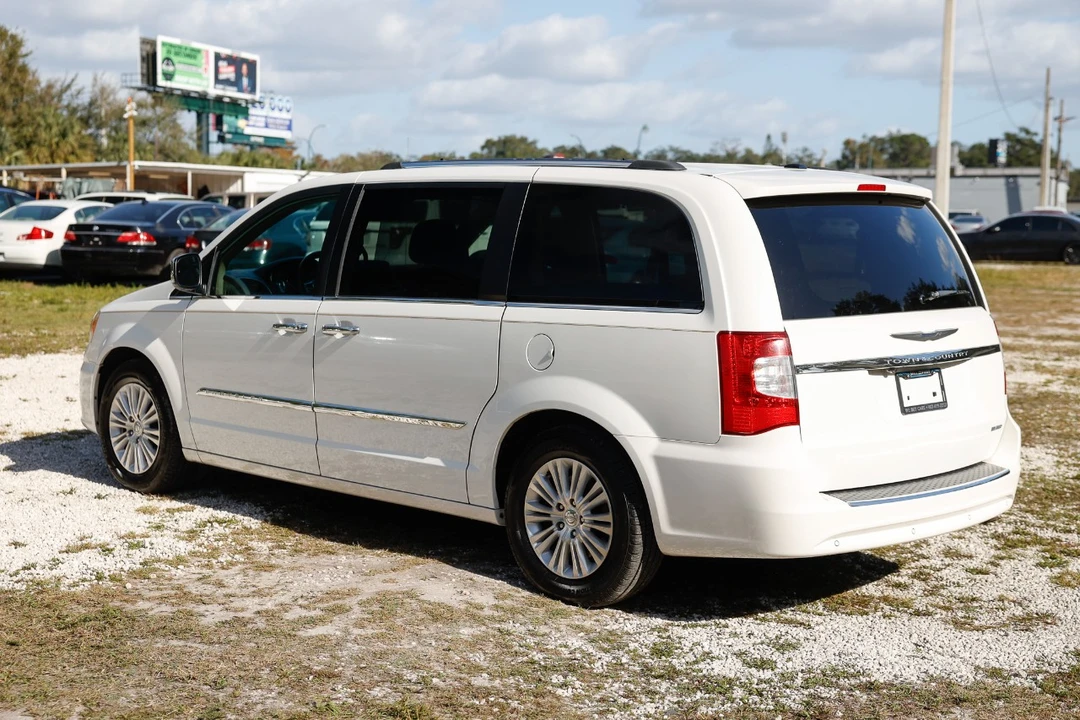 2012 Chrysler Town & Country - Image 5 of 12