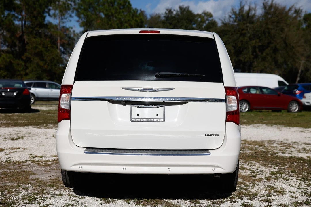 2012 Chrysler Town & Country - Image 7 of 12