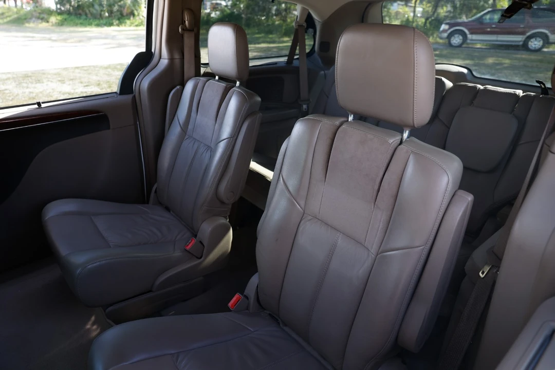 2012 Chrysler Town & Country - Image 8 of 12