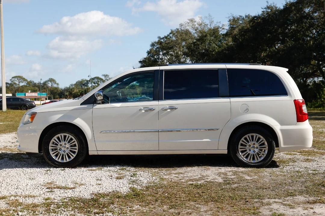 2012 Chrysler Town & Country - Image 3 of 12