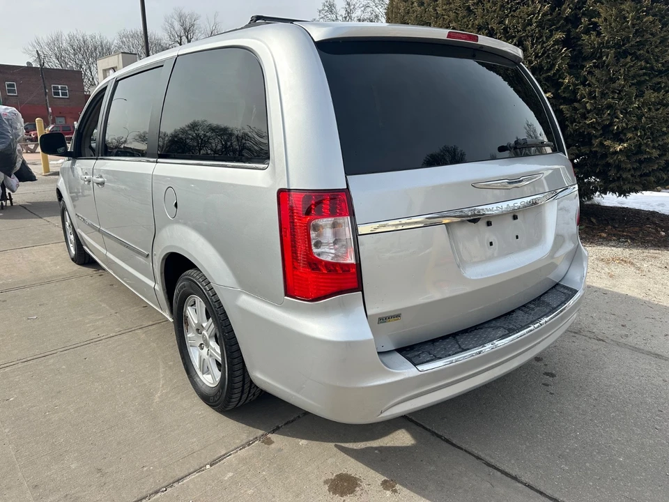 2012 Chrysler Town & Country - Image 5 of 21