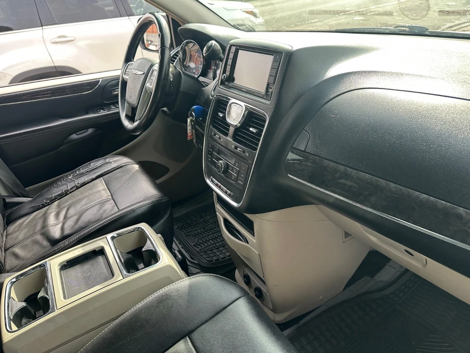 2012 Chrysler Town & Country - Image 16 of 21