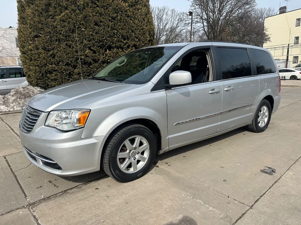 2012 Chrysler Town & Country - Image 3 of 21