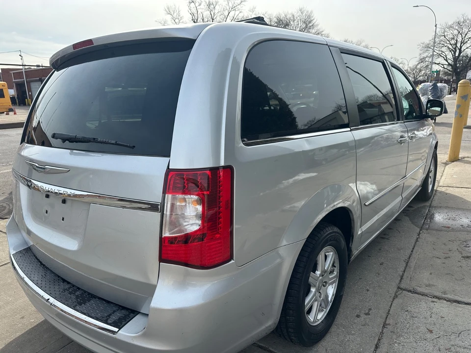 2012 Chrysler Town & Country - Image 6 of 21