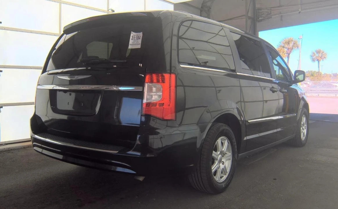 2012 Chrysler Town & Country - Image 4 of 15
