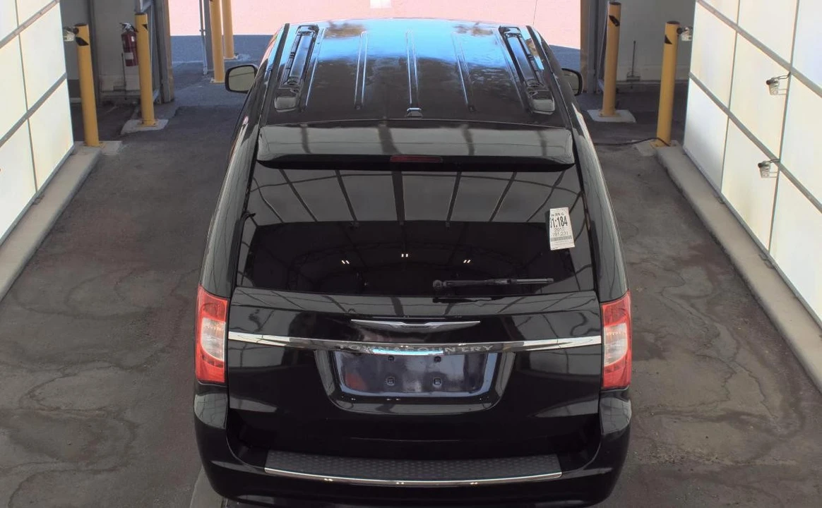 2012 Chrysler Town & Country - Image 5 of 15