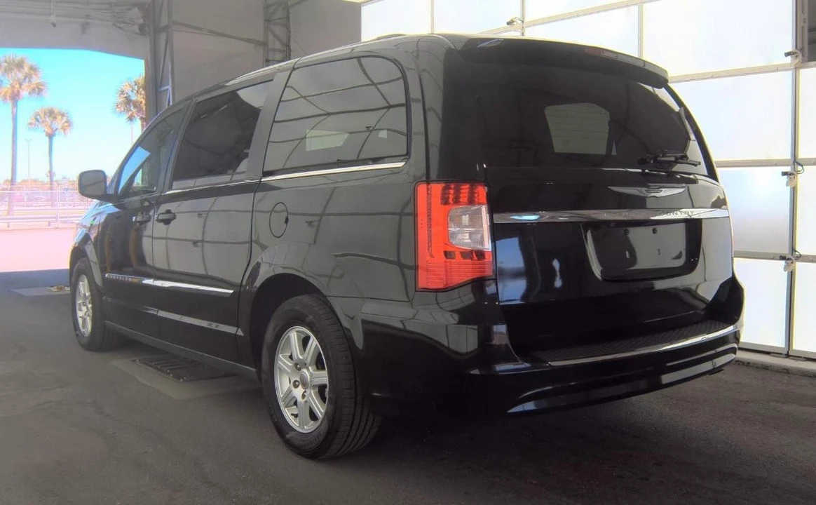 2012 Chrysler Town & Country - Image 6 of 15