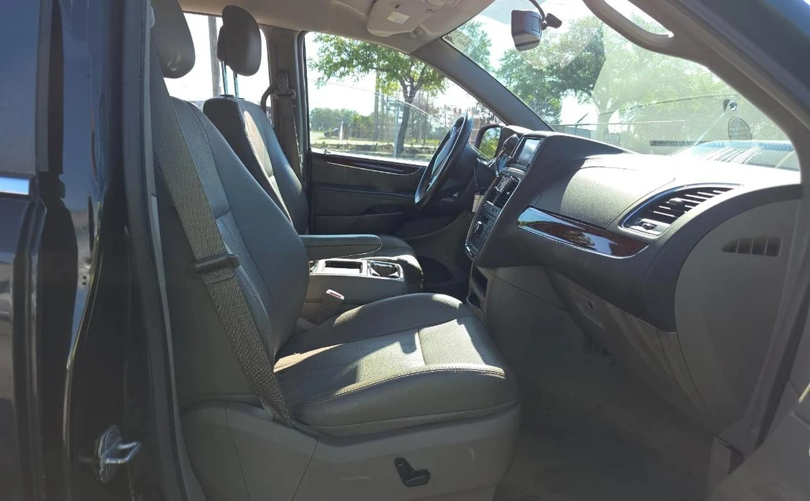 2012 Chrysler Town & Country - Image 8 of 15