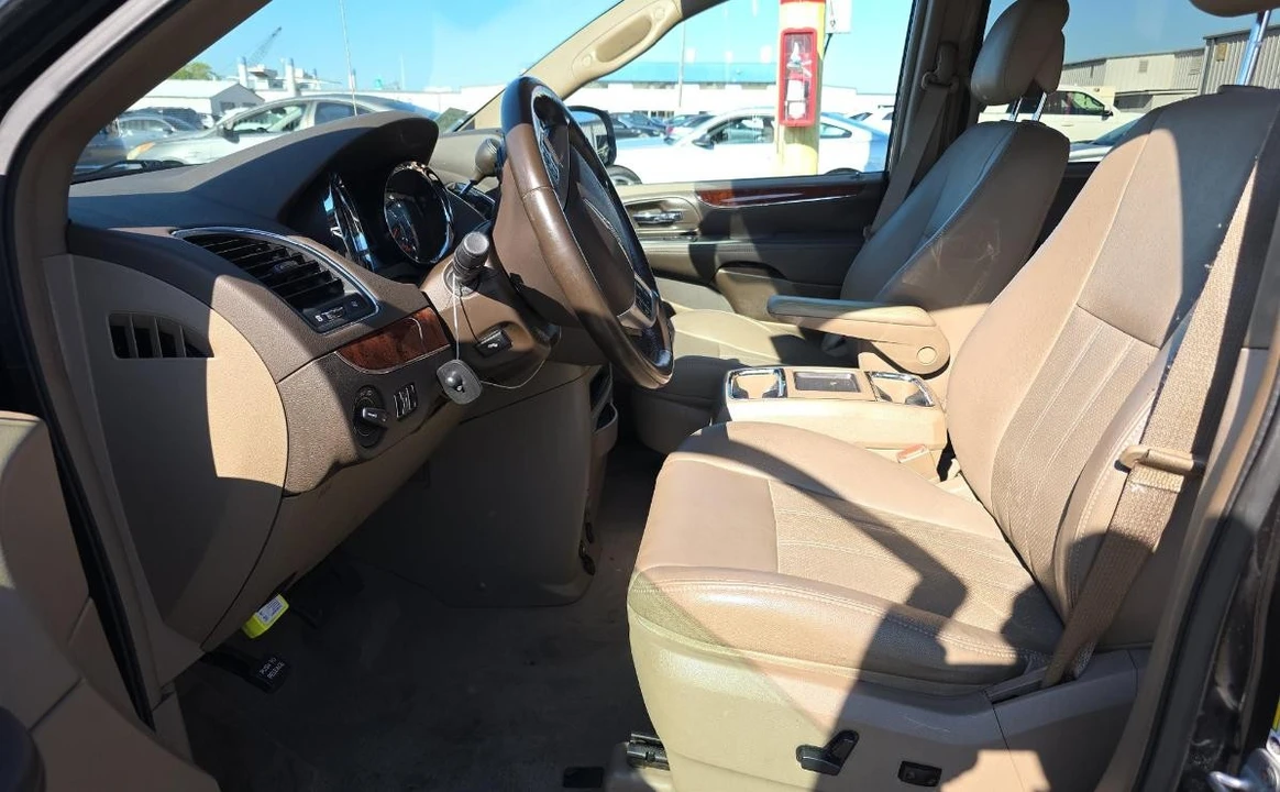2012 Chrysler Town & Country - Image 7 of 15