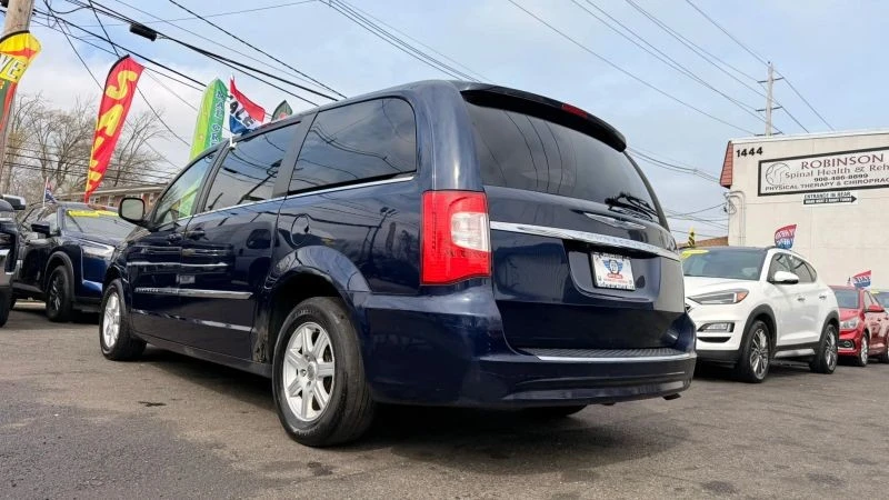 2012 Chrysler Town & Country - Image 8 of 12