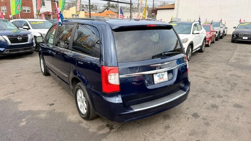 2012 Chrysler Town & Country - Image 5 of 12