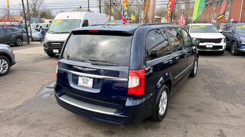 2012 Chrysler Town & Country - Image 7 of 12