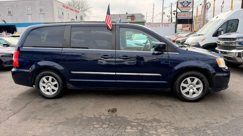 2012 Chrysler Town & Country - Image 11 of 12