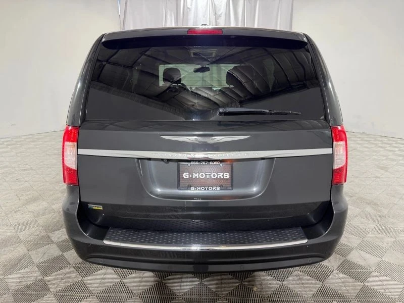 2012 Chrysler Town & Country - Image 6 of 12